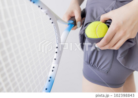 テニス　女性　ボールの隠し場所 102398843