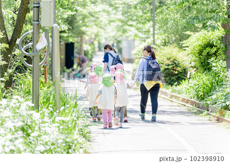 新緑の中を歩く園児 新緑の中を歩く園児 102398910