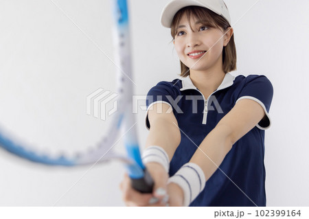 テニス　女性　構える 102399164