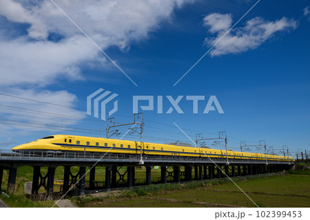 青空の中を疾走するドクター 102399453