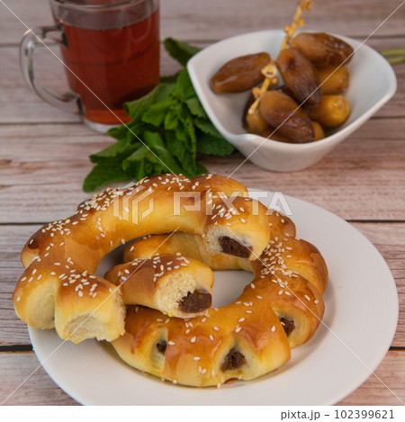 Recipe Maarouk of Aleppo, soft brioche with date paste Recipe Maarouk of Aleppo, soft brioche with date paste 102399621