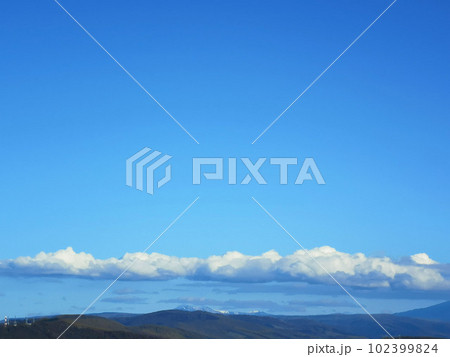 秋の青空と白い雲 秋の青空と白い雲 102399824