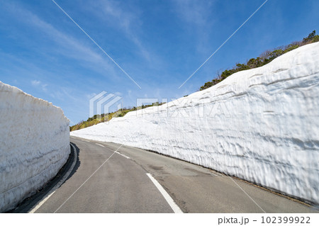 蔵王エコーライン 雪の回廊　雪の壁 102399922