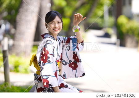 浴衣を着た若い女性 102401026