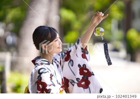 浴衣を着た若い女性 浴衣を着た若い女性 102401349