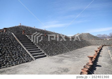 群馬県高崎市保渡田古墳群八幡塚古墳と埴輪 102401360