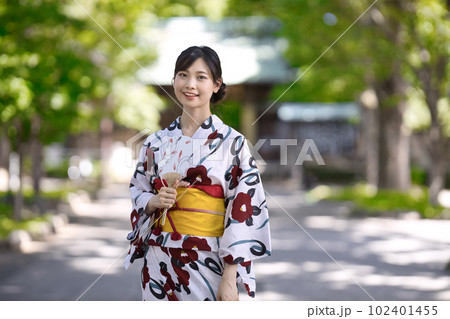 浴衣を着た若い女性 102401455