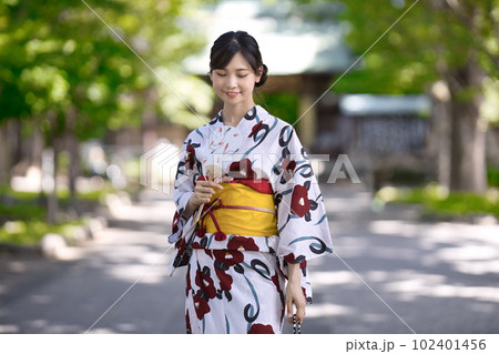 浴衣を着た若い女性 浴衣を着た若い女性 102401456