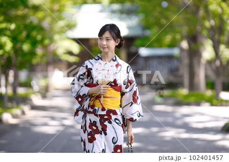 浴衣を着た若い女性 浴衣を着た若い女性 102401457