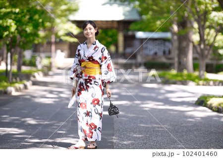 浴衣を着た若い女性 102401460
