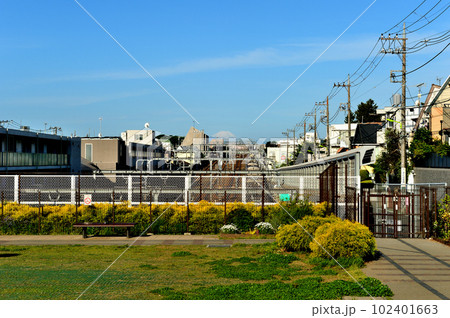 世田谷代田駅から梅が丘駅間の新規開発エリア　世田谷代田駅南西口の富士山の見える風景 102401663