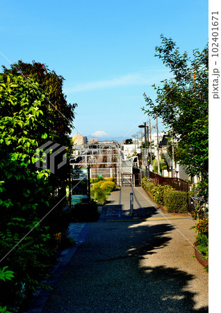 世田谷代田駅から梅が丘駅間の新規開発エリア 世田谷代田駅南西口の富士山の見える風景 世田谷代田駅から梅が丘駅間の新規開発エリア 世田谷代田駅南西口の富士山の見える風景 102401671