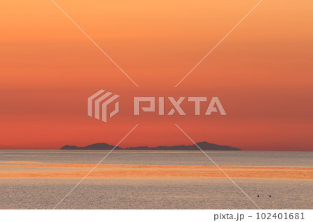 伊勢湾の朝焼け 伊勢湾の朝焼け 102401681