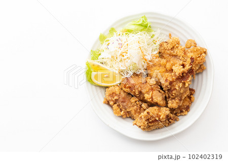 皿に盛り付けられた唐揚げ 102402319