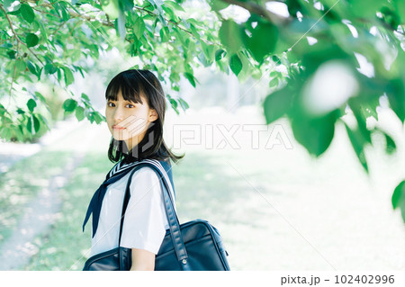 夏服の女子高生 102402996