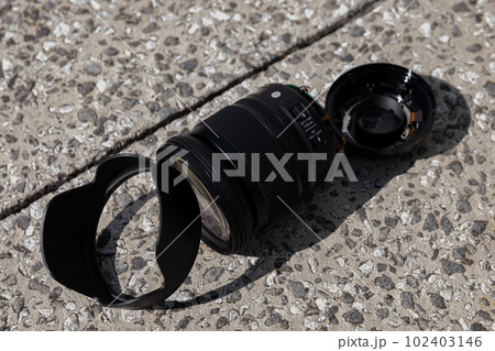 道路に落として壊れた標準ズームレンズ 102403146