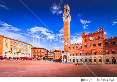 Siena, Italy. Medieval shell-shaped Piazza del Campo with Palazzo Pubblico, Tuscany. 102403158