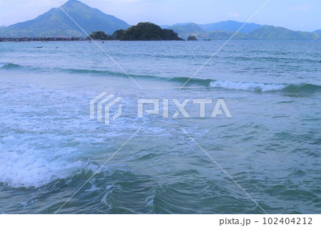 広がる海と波 102404212