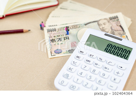 まとまったお金と計算機とミニチュア人形たち まとまったお金と計算機とミニチュア人形たち 102404364