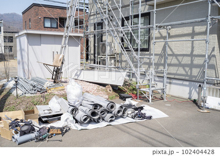 住宅リフォーム 屋根の張替え作業中の家 102404428
