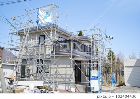 住宅リフォーム 屋根の張替え作業中の家 102404430