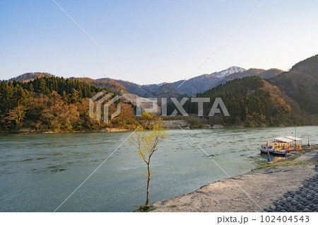 新潟　夕暮れ時の阿賀野川 102404543