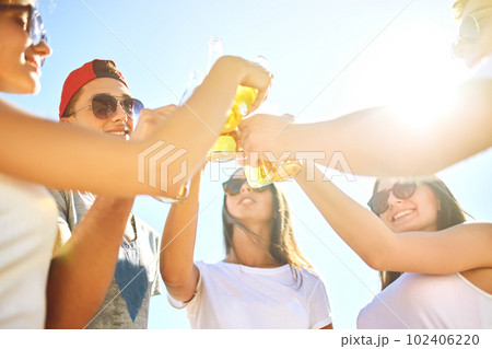 Group of friends hanging out with beer at the beach. Excellent sunny weather. Beautiful figures. Group of friends hanging out with beer at the beach. Excellent sunny weather. Beautiful figures. 102406220