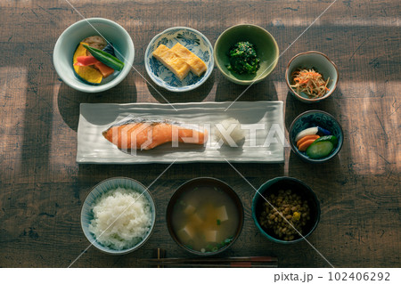 朝陽のあたるターブルに置かれた和食の朝食 102406292