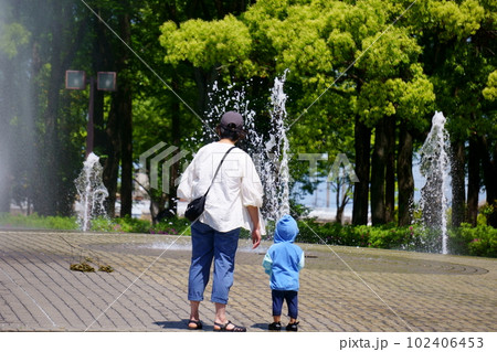 噴水を見る母親と子供 噴水を見る母親と子供 102406453