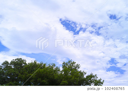 青空と雲イメージ 102408765