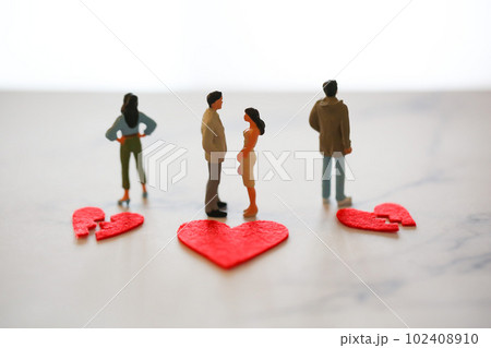 ダブル不倫 浮気 恋愛 男女のイメージ 102408910