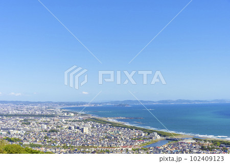 湘南平から湘南の街並みを眺める（平塚・茅ヶ崎・藤沢・鎌倉） 102409123