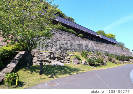【鹿児島県】晴天の名勝 仙巌園（磯御殿「松風軒」石垣と薩摩焼の窯業） 102409277