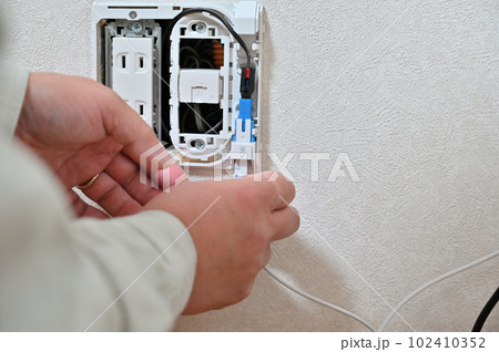 インターネット、光回線（光ファイバー）の工事をする業者　住宅設備工事 102410352