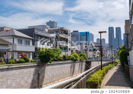 都庁を望む神田川沿いの住宅街　東京都中野区弥生町 102410889