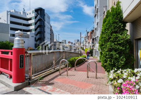 鮮やかな朱色が映える中野l新橋と神田川沿いの住宅街　東京都中野区弥生町 102410911