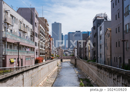 新宿副都心を望む神田川沿いの住宅街 東京都中野区弥生町 新宿副都心を望む神田川沿いの住宅街 東京都中野区弥生町 102410920