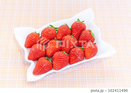 トレー入りのイチゴ トレー入りのイチゴ 102411490