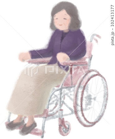 車椅子に座って微笑むおばあちゃん 102413177