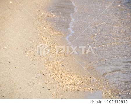 透明な美しい海の砂浜の波打ち際。 透明な美しい海の砂浜の波打ち際。 102413913