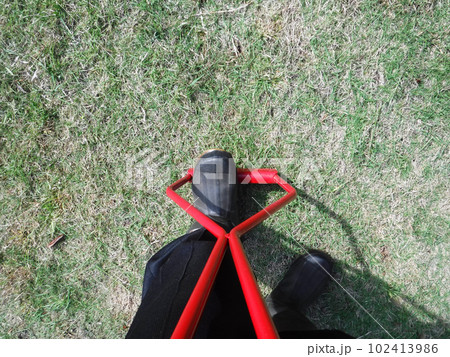 芝生のエアレーション 102413986