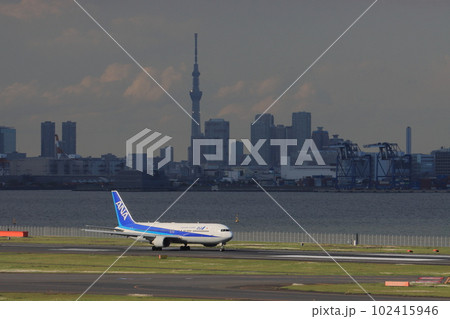 離陸滑走を始める旅客機 東京スカイツリーを背景に離陸する旅客機 離陸滑走を始める旅客機 東京スカイツリーを背景に離陸する旅客機 102415946