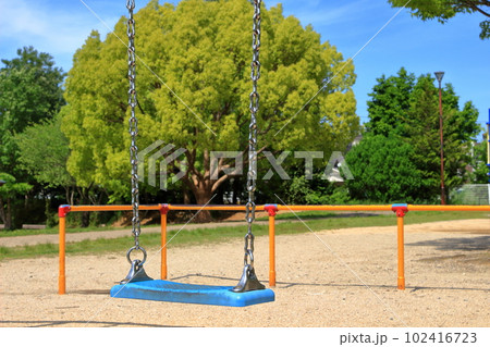 晴れた日の公園のブランコ 102416723