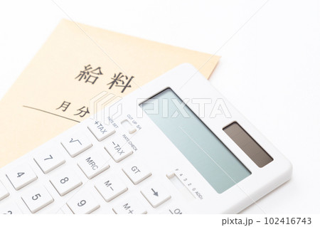 給料袋と電卓　白バック 102416743