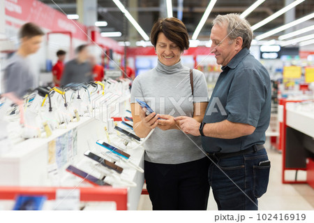 Elderly man and elderly woman choose mobile phone 102416919