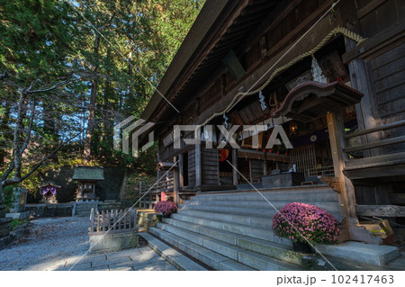 河口浅間神社　厳かな雰囲気の拝殿　山梨県富士河口湖町 102417463