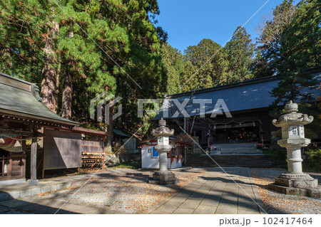 河口浅間神社　参道と本殿　山梨県富士河口湖町 102417464