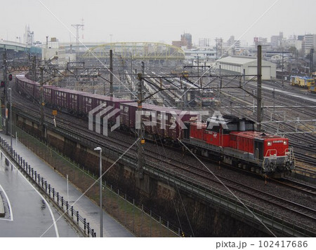 雨の中を走行する貨物列車 102417686