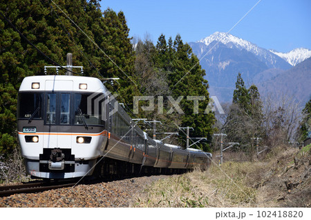 御嶽山と中央西線特急しなの号 御嶽山と中央西線特急しなの号 102418820