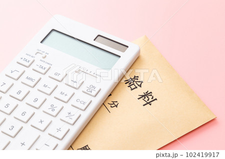 給料袋と電卓　ピンクバック 102419917